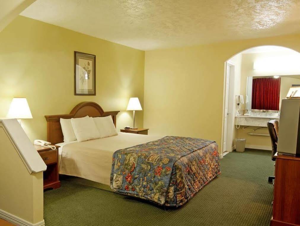 Americas Best Value Inn & Suites Waller/Prairie View Esterno foto