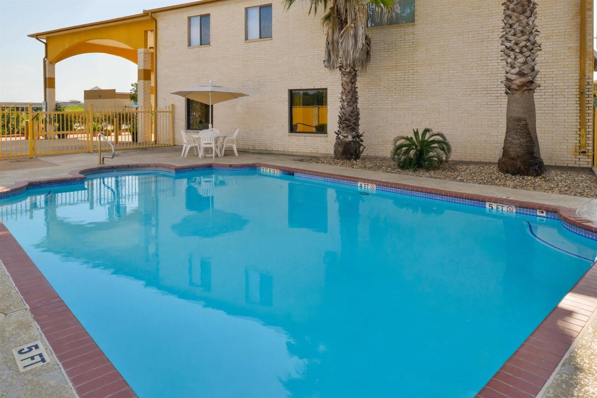 Americas Best Value Inn & Suites Waller/Prairie View Esterno foto